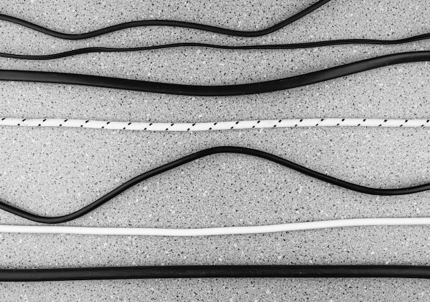 Fili bianchi e neri Assortimento di fili elettrici Fili vari da gadgets caricabatterie articoli elettrici Fili domestici cavi cavi