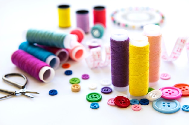Fili colorati e accessori per la cucitura