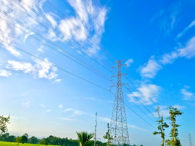 fili elettrici a polo con sfondo nuvoloso di cielo blu fili elettrici con sfondo nuboso di cielo