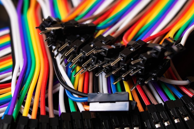 Fili multicolori per il primo piano dei dispositivi elettronici