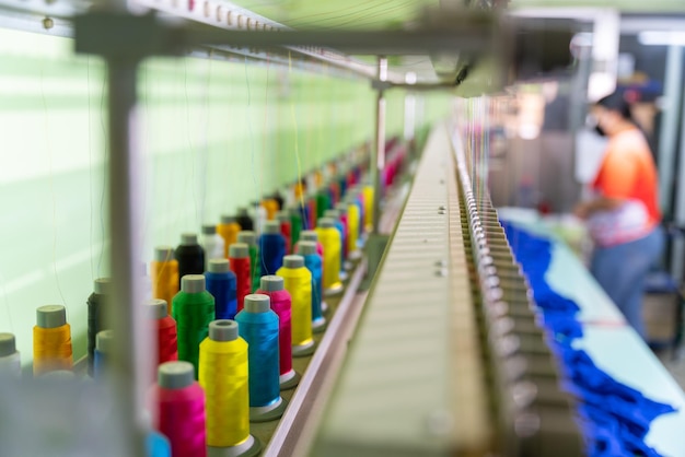 Fili per cucire multicolori su macchina da ricamo industriale selezionare il focus del concetto di cucito su misura di fili per cucire multicolori