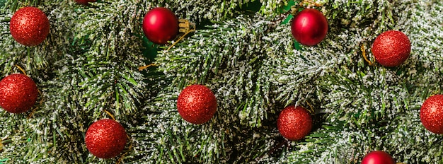 Filiali dell'albero di Natale e bagattelle rosse