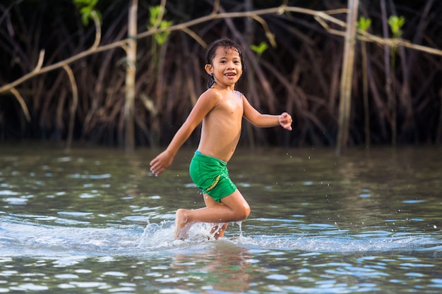 Filippine Cebu Island, i bambini filippini possono divertirsi in mare