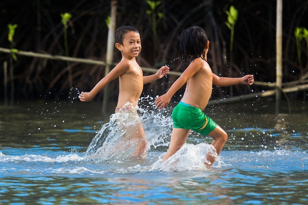 Filippine Cebu Island, i bambini filippini possono divertirsi in mare