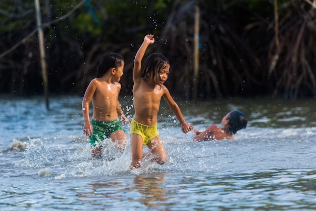 Filippine Cebu Island, i bambini filippini possono divertirsi in mare