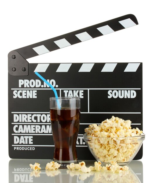 Film ciak cola e popcorn isolati su bianco