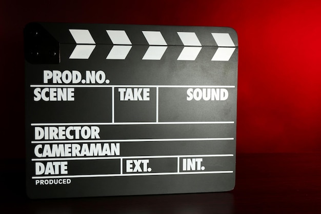 Film clapper su sfondo di colore scuro