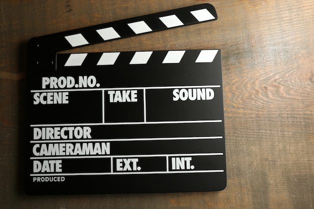 Film clapper su sfondo di legno