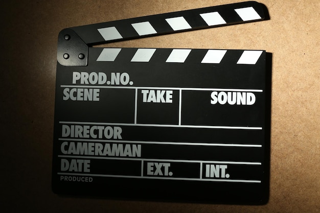 Film clapper su sfondo di legno