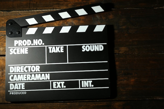 Film clapper su sfondo di legno