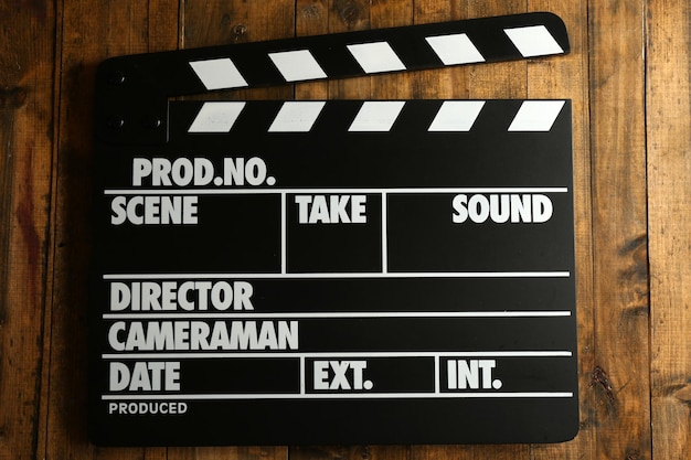 Film clapper su sfondo di legno