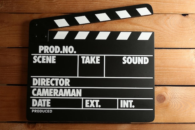 Film clapper su sfondo di legno