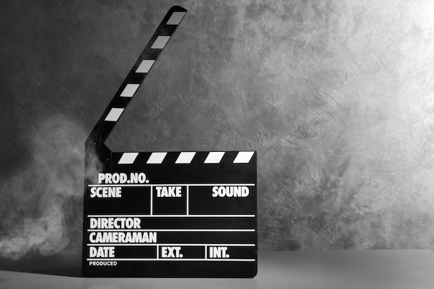 Film clapper su sfondo grigio