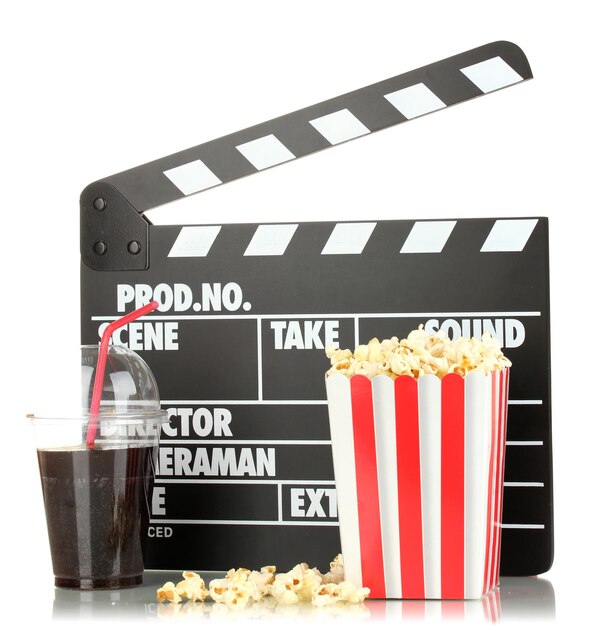 Film clapperboard cola e popcorn isolati su bianco
