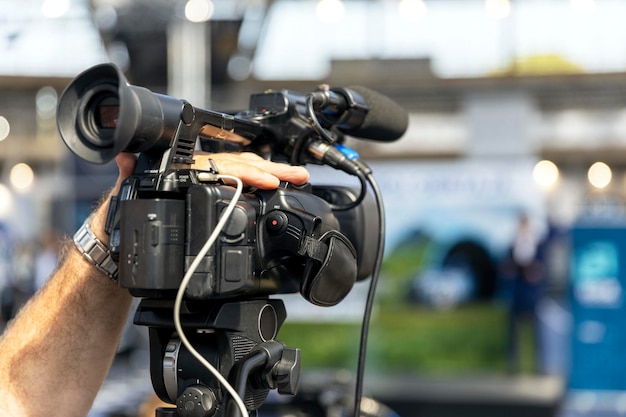 Filmare notizie di eventi mediatici o conferenze stampa con una telecamera televisiva