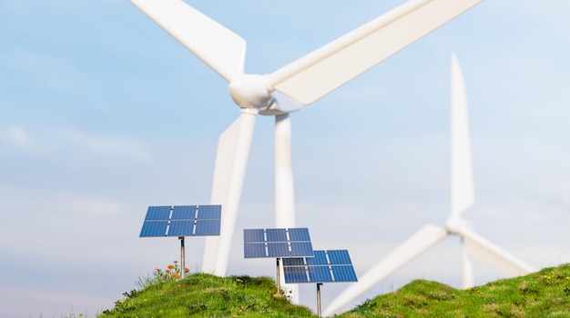 Filmati di pannelli solari e mulini a vento o turbine eoliche generatore di elettricità energia verde e tecnologia rispettosa della natura e concetto di protezione ambientale