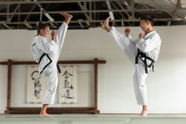 Filmato completo di persone asiatiche che praticano taekwondo