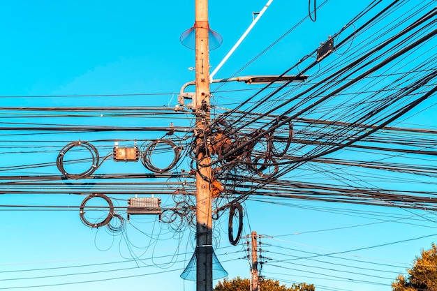 Filo aggrovigliato sul palo elettrico in città