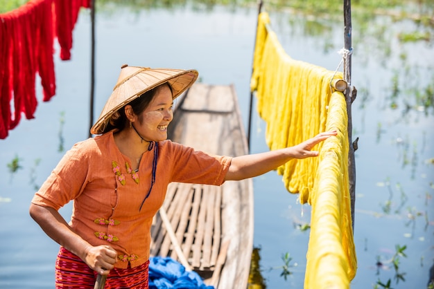 Filo asciutto birmano i tessuti di loto colorati fatti a mano nel lago Inle, Shan State nel Myanmar.