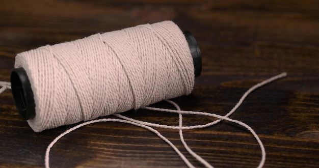 filo di cotone bianco avvolto su un tubo