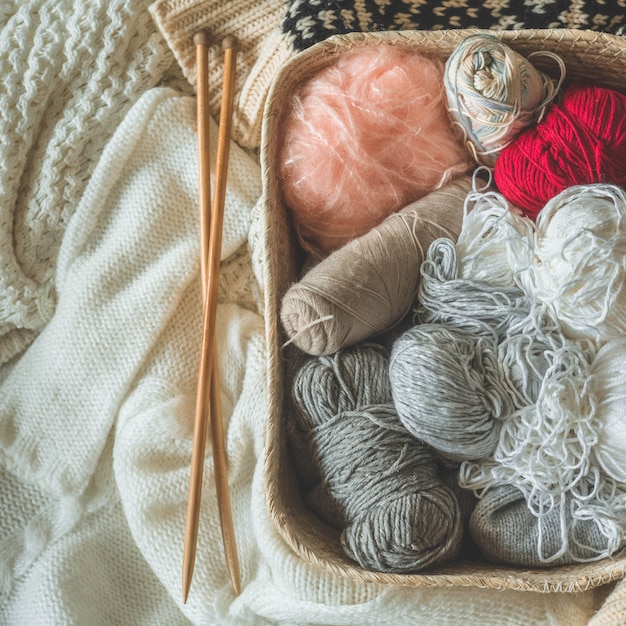 Filo per lavorare a maglia in un primo piano del canestro. Lavorare a maglia come hobby. Accessori per maglieria.