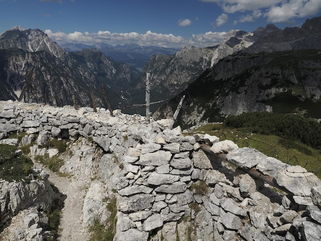 Filo spinato vicino alla trincea della guerra mondiale