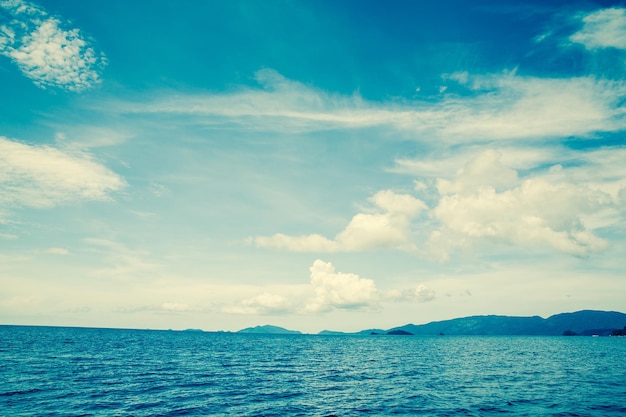 filtro retrò su oceano tropicale blu e cielo