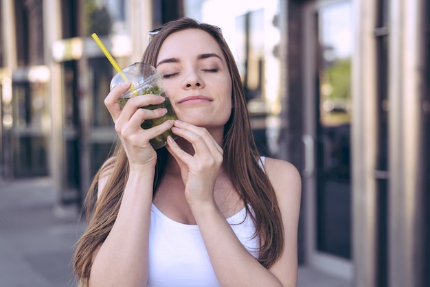 Finalmente un tè fresco! Close up foto ritratto di bella abbastanza soddisfatta carina adorabile donna soddisfatta persone che applicano toccando la tazza vicino alla guancia