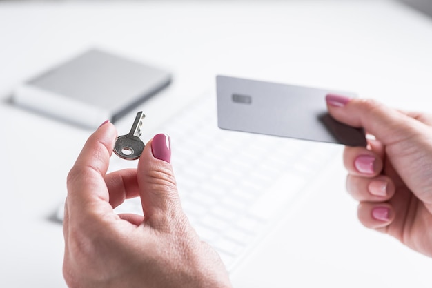 Finance Woman sta elaborando un pagamento online sicuro o effettua acquisti