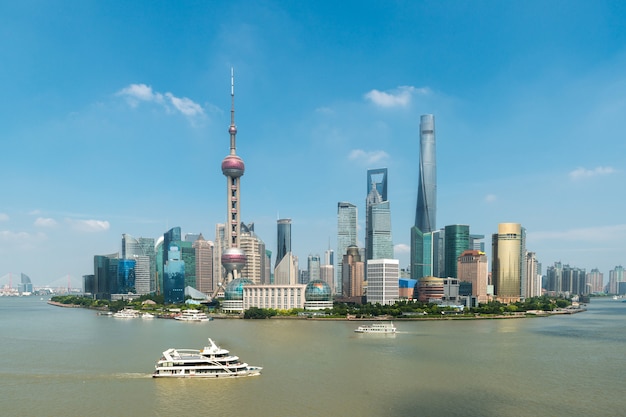 Finanza di lujiazui di Shanghai e orizzonte della zona commerciale del distretto aziendale con la nave da crociera, Shanghai Cina