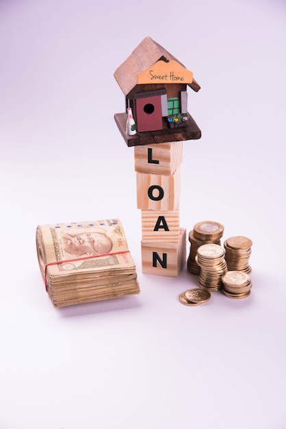 Finanziamento e prestito abitativo o acquisto in India - Concetto che mostra il modello di casa 3D, banconote e calcolatrice in valuta indiana ecc
