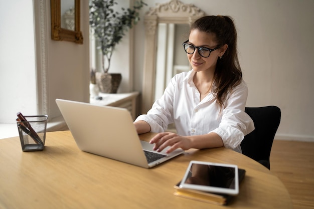 Finanziere con occhiali donna che lavora in ufficio bilancio mensile relazione abiti eleganti e formali