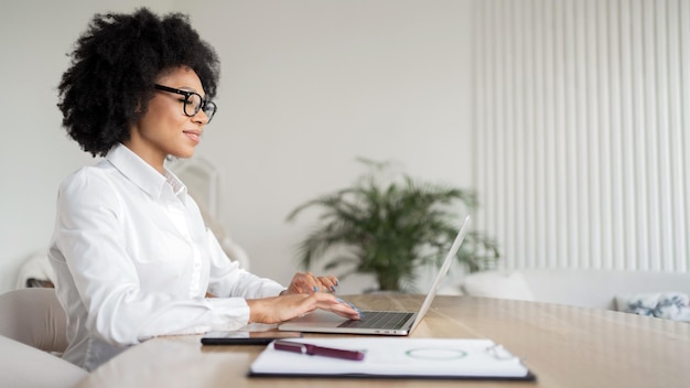 Finanziere lavoro di routine con documenti in ufficio Posto di lavoro in ufficio una segretaria