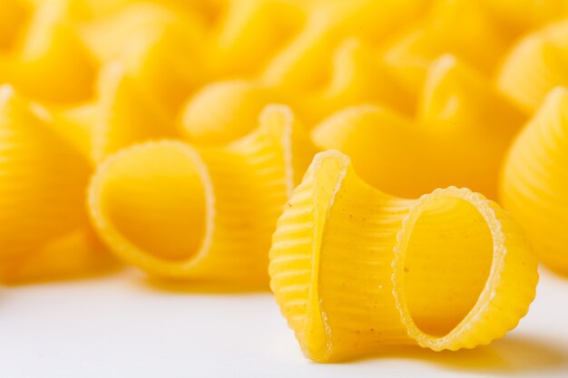 Fine asciutta della pasta di Conchiglie in su su bianco