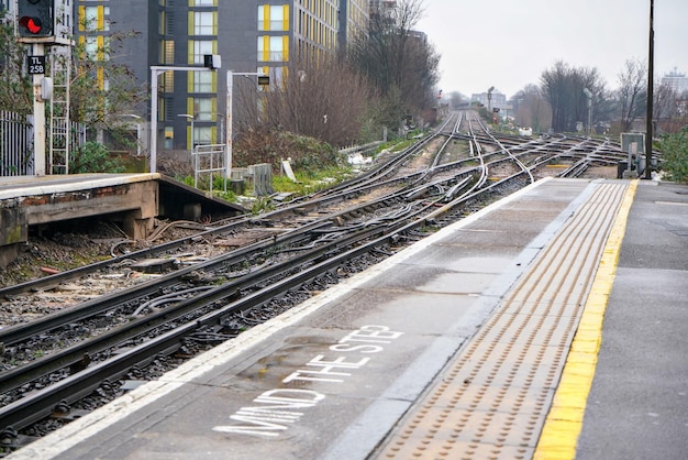 Fine del binario della stazione ferroviaria di Londra, attenzione al passaggio scritto, molti incroci ferroviari in lontananza