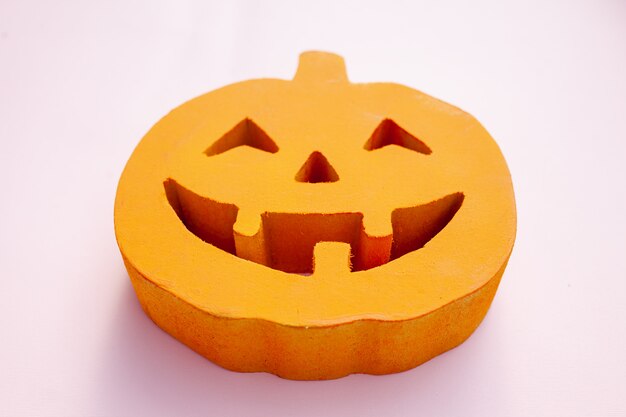 Fine del fronte della zucca di Halloween in su sui precedenti dentellare