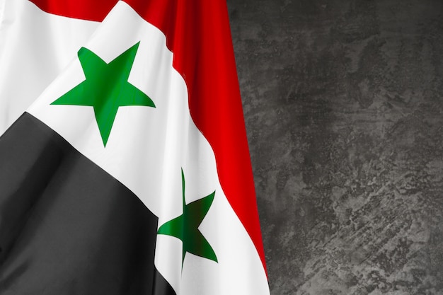 Fine della bandiera della Siria del tessuto su