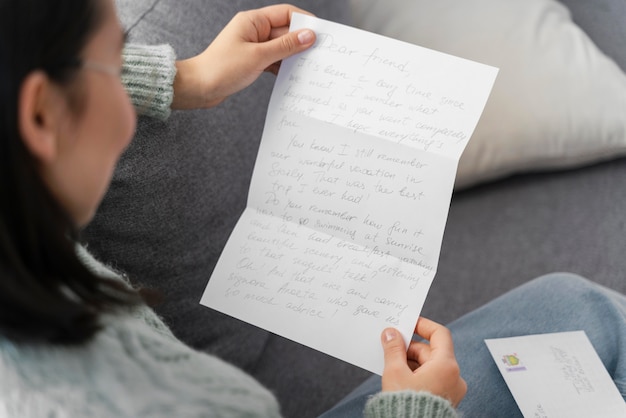 Fine della lettera della lettura della donna del ritratto su