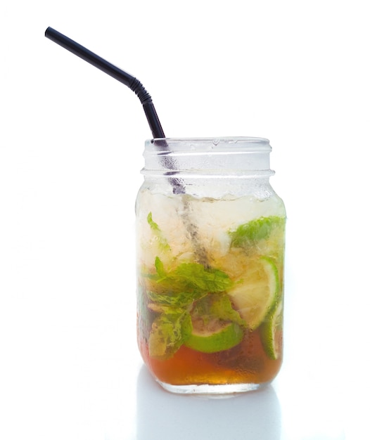 Fine isolata della bevanda del cocktail di mojito su