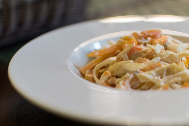 Fine italiana dell'insalata di frutti di mare su