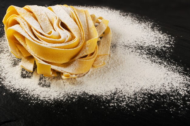 Fine italiana gialla cruda delle pappardelle, delle fettuccine o delle tagliatelle della pasta