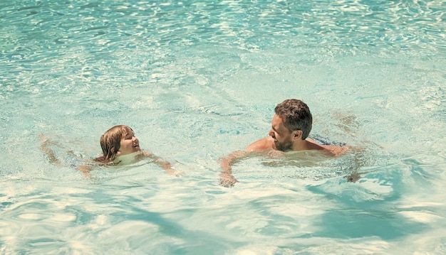 Fine settimana delle vacanze estive al giorno della famiglia papà e bambino si divertono alla festa in piscina