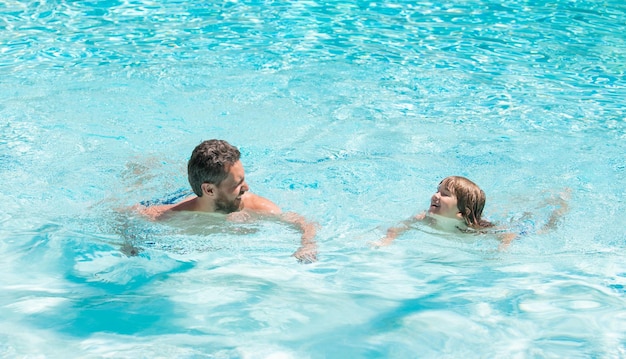 Fine settimana delle vacanze estive al giorno della famiglia papà e figlio si divertono alla festa in piscina infanzia e genitori Vacanze estive padre e figlio in piscina papà con bambino nel resort termale