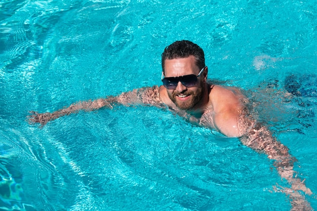 Fine settimana estivo. Vacanza estiva. Uomo felice in piscina. Festa in piscina. Località di villeggiatura estiva.