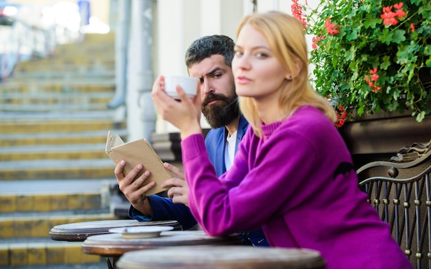 Fine settimana insieme Caffè mattutino Primo incontro di ragazza e uomo maturo hipster barbuto e ragazza che bevono caffè Coppia innamorata in un appuntamento romantico donna e uomo con la barba si rilassano nel fine settimana di famiglia del caffè