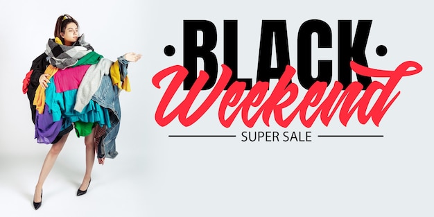 Fine settimana nero, concetto di finanza. Donna dedita ai saldi e ai vestiti. Modello femminile che indossa abiti troppo colorati. Moda, stile, black friday, saldi, acquisti, soldi, acquisti online. Volantino per annuncio.