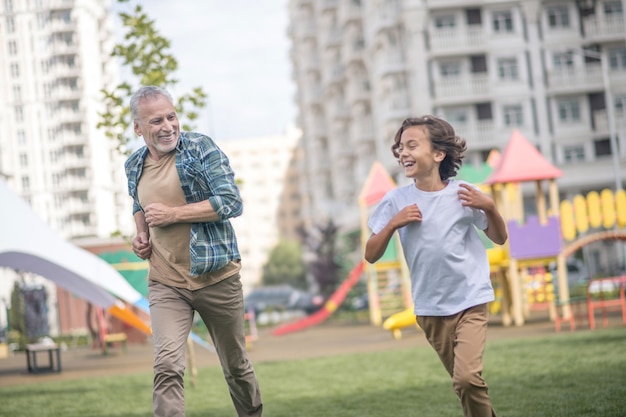 Fine settimana. Papà e figlio corrono e sembrano divertiti