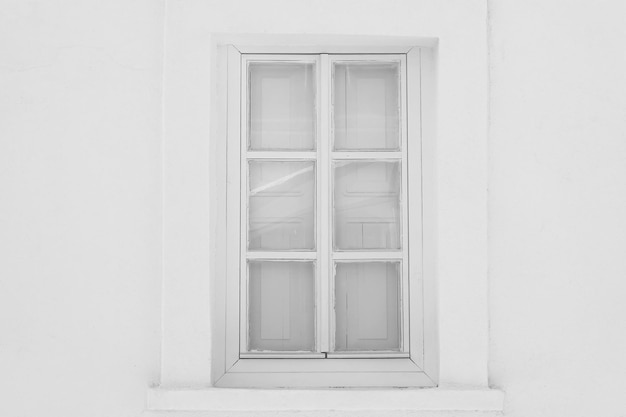 Finestra bianca con cornice in legno su una parete, incolore, senza colore