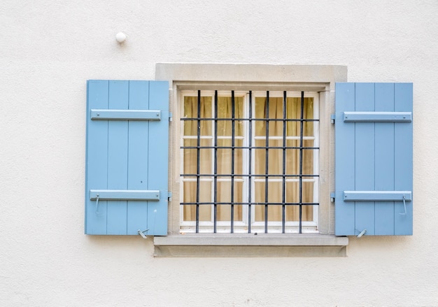 finestra blu con muro bianco