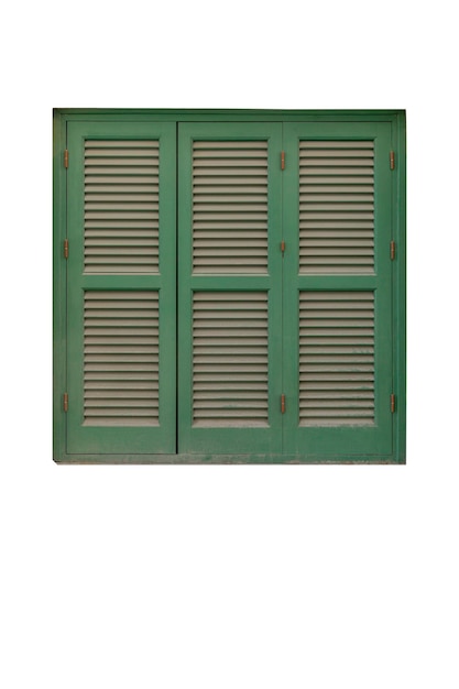 Finestra con persiane in legno chiuse verdi in tradizionale stile mediterraneo Isolato su sfondo bianco Verticale